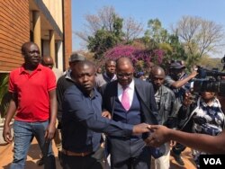 Opposition leader Tendai Biti who early this week fled to Zambia seeking asylum, arrives at the Harare Magistrates Court, Aug 10, 2018, to challenge his deportation from Zambia and his subsequent arrest. (C. Mavhunga/VOA)