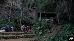 Tim penyelamat berkumpul di mulut gua dimana sekelompok remaja hilang di Chiang Rai, Thailand utara, Senin, 25 Juni 2018 (foto: Thai News Pix via AP)