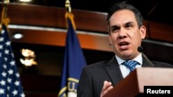 Голова фракції демократів у Палаті Представників США Піт Агілар під час щотижневої пресконференції у Конгресі