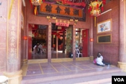 A Chinese temple leads to the Tuan Hoa public school in Cambodia's capital (Photo: N. Vannarin / VOA)