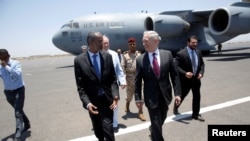 Menhan AS James Mattis disambut oleh Menhan Djibouti Ali Hasan Bahdon setibanya di Bandara Internasional Djibouti-Ambouli di Ambouli, Djibouti, 23 April 2017. 