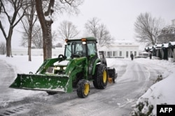 Radnici čiste snijeg ispred Bijele kuće (Foto: AFP/Mandel Ngan)