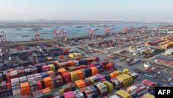 Foto dari udara yang menunjukkan sejumlah kontainer yang berada di pelabuhan di Nanjing, China, pada 4 Februari 2025. (Foto: AFP)
