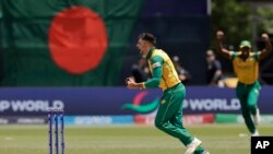 টি২০ বিশ্বকাপ ম্যাচের শেষ ওভারে বাংলাদেশের মাহমুদউল্লাহ রিয়াদের উইকেট নেয়ার পর দক্ষিণ আফ্রিকার কেশাভ মহারাজের আনন্দ। ফটোঃ ১০ জুন, ২০২৪। 