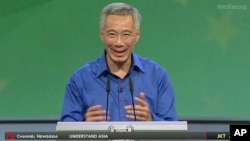 Perdana Menteri Singapura Lee Hsien Loong melanjutkan pidatonya setelah meninggalkan podium sebelumnya karena merasa lemas dalam perayaan Hari Nasional Singapura (21/8). 