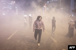 Ljudi se sukobljavaju sa policajcima za borbu protiv nereda ispred izraelskog konzulata u Istanbulu, 18. oktobar 2023.