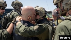 從加沙地帶獲救的人質在以色列與家人團聚。（2024年6月8日）