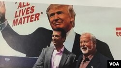 Businessman and Trump supporter Bob Bolus of Scranton, Pennsylvania, shakes hands with Donald Trump Jr. during campaign stop. (A. Pande/VOA)
