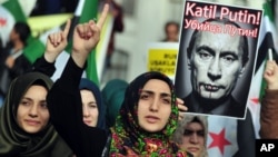 Warga Turki melakukan aksi unjuk rasa anti-Rusia sambil membawa poster bertuliskan "Putin Pembunuh" di Istanbul (foto: dok).