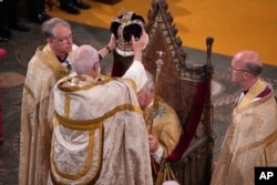 El rey Carlos III es coronado con la corona de San Eduardo en la Abadía de Westminster, Londres, el sábado 6 de mayo de 2023. (Aaron Chown/ vía AP)