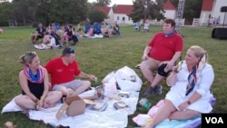 Anne Hooper and her family enjoy a picnic while waiting for fireworks to begin June 27, 2020, at Mount Vernon in Alexandria, Virginia, the historic home of America’s first president, George Washington. (Deborah Block/VOA)