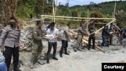 Aparat keamanan TNI POLRI saat bekerja bakti untuk pembangunan kembali rumah warga yang dibakar kelompok teroris MIT di Lembantongoa, Kabupaten Sigi, Sulawesi Tengah, Kamis, 3 Desember 2020. (Foto: Humas Polda Polda Sulawesi Tengah)