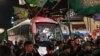 Una multitud rodea a un autobús de la Cruz Roja con prisioneros palestinos liberados por Israel en Ramalah, Cisjordania, el 26 de noviembre de 2023.
