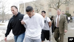 Para tersangka anggota geng MS-13 dikawal sejumlah petugas keamanan di Mineola, New York, 11 Januari 2018. 