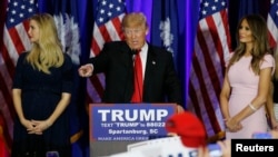 唐纳德·川普在南卡胜选集会上讲话，女儿伊万卡（左）和夫人梅拉妮娅（右）站在他身边。（2016年2月20日）