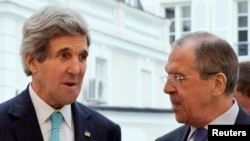 AQSh Davlat kotibi Jon Kerri (chapda) va Rossiya Tashqi ishlar vaziri Sergey Lavrov