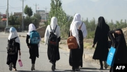 د افغان نجونو یوه ډله په ګردیز کې ښونځي ته د تګ پر وخت - د ۲۰۲۲کال سپتمبر