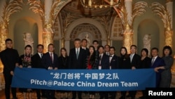 被英國當局列為涉嫌中國特工的商人楊騰波在倫敦與前中國駐英國大使合影。（路透社獲得的照片）