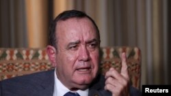 Celia Mendoza, periodista de VOA entrevista al presidente de Guatemala, Alejandro Giammattei, previo a la visita de la vicepresidencia Kamala Harris al país centroamericano.