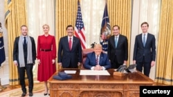 Menteri Koordinator Bidang Kemaritiman dan Investasi Luhut Binsar Pandjaitan dan Duta Besar RI untuk AS Muhammad Lutfi bertemu dengan Presiden Donald Trump, 17 November 2020. (Foto: Courtesy)
