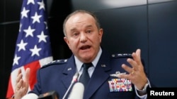 Komandan militer NATO Eropa, Jenderal Philip Breedlove, berbicara dalam konferensi pers di Kyiv. (Foto: Dok)