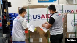 Nh&#226;n vi&#234;n USAID Việt Nam kiểm tra l&#244; h&#224;ng m&#225;y thở ở s&#226;n bay Nội B&#224;i, h&#236;nh do USAID đăng tr&#234;n Twitter ng&#224;y 16/09/2020.