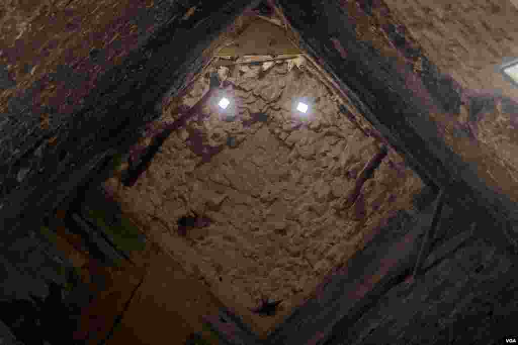 Loose ceiling blocks were reconnected by filling the gaps between them with lime mortar, a material similar in composition to the original mortar. (H. Elrasam/VOA)