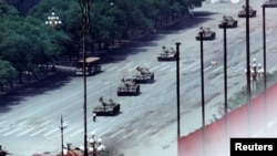 89年6月5日，一位男子在北京长安路上挡在坦克前面。