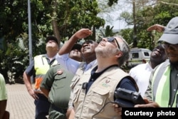 Umphathintambo wogatsha lwendaba zasekhaya uMnumnzana Leon Schreiber usungula uhlelo lwama drone eLebombo Border Post. (Photo: Home Affairs Department, South Africa)