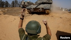 গাজা সীমান্তে ইসরায়েলের সাঁজোয়া বহর। ফটোঃ ৫ মে, ২০২৪। 