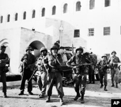 آرشیو - ششم ژوئن ۱۹۶۷، عکس سربازان اسرائیلی در خانه دولت در بخش قدیمی شهر اورشلیم، پس از گرفتن کنترل آن از نیروهای اردنی در جنگ شش روزه را نشان می دهد.