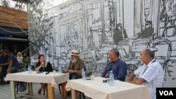 Učesnici tribine "Prognani ili slobodni", u sklopu "Male Nušićijade", u beogradskom Dorćol placu, 18. avgusta 2018. (Foto: Veljko Popović, VOA)