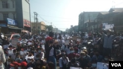 Manifestation contre un coup d'État militaire à Bago, en Birmanie.