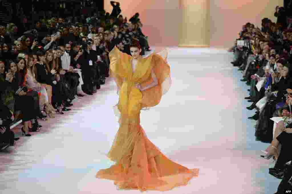 Seorang model menampillkan karya perancang busana Stephane Rolland dalam pameran pakain musim semi di Paris, Perancis.