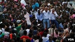 Los candidatos Michel Martelly y Charles-Henri Baker y el músico Wyclef Jean se manifestaron contra los comicios en las calles de Puerto Príncipe.