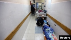 Palestinci ranjeni u izraelskom napadu leže u hodniku bolnice Nasser u Khan Younisu