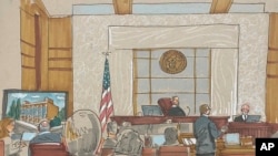 Sketsa persidangan yang menampilkan situasi persidangan kasus penembakan di sinagoge Pittsburgh dengan terdakwa Robert Bowers berlangsung di Pittsburgh, pada 30 Mei 2023. (Foto: David Klug via AP)