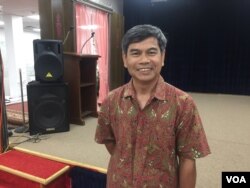 លោក​គុយ ម៉ារុង អ្នកសម្របសម្រួលក្នុង​កម្មវិធី​ជំនួប​ក្រៅផ្លូវ​ការ​ជាមួយ​ឯកអគ្គរដ្ឋទូត​សហរដ្ឋ​អាមេរិក​ប្រចាំ​កម្ពុជា​លោក William Heidt នៅ​វត្ត​ពុទ្ធិការាម កាល​ពី​ថ្ងៃ​អាទិត្យ ទី​២៣ ខែ​កក្កដា ឆ្នាំ​២០១៧។ (ណឹម សុភ័ក្រ្តបញ្ញា/VOA)