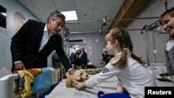 آنتونی بلینکن، وزیر امور خارجه آمریکا، در جریان بازدید از یک بیمارستان کودکان در کی‌یف. ٨ سپتامبر ٢٠٢٢
