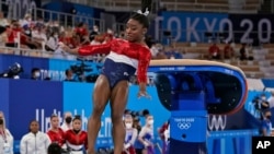 កីឡាការិនី​កាយ​សម្ព័ន្ធ​អាមេរិក នាង​ Simone Biles​ នៅ​ក្រោយ​ការ​​​លោត​ផ្លោះ​​​លើ​តុ​​​នៅ​តូក្យូ​កាល​ពី​ថ្ងៃ​ទី​២៧ ខែ​កក្កដា ឆ្នាំ​២០២១។