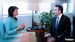 خانم هیلی عکسی از دیدار خود با بابک نمازی روی توئیتر منتشر کرد. 