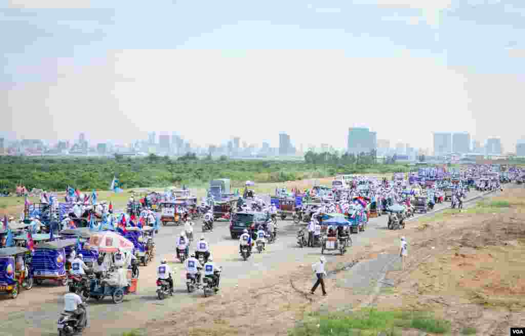 ទិដ្ឋភាព​ទូទៅ​ថ្ងៃ​ដំបូងនៃ​​យុទ្ធនាការ​ឃោសនា​រក​សំលេង​​ឆ្នោត​របស់​គណបក្សសង្គ្រោះ​ជាតិ​ ​ដែលមាន​សកម្មជន​ និង​អ្នកគាំទ្រ​​ជា​ច្រើន​ពាន់នាក់​ចូលរួម នៅរាជ​ធានីភ្នំពេញ​ ថ្ងៃទី​ ២០​ ខែ​ឧសភា​ ឆ្នាំ២០១៧។ (ខាន់​ សុគុំ​មនោ​/ VOA)