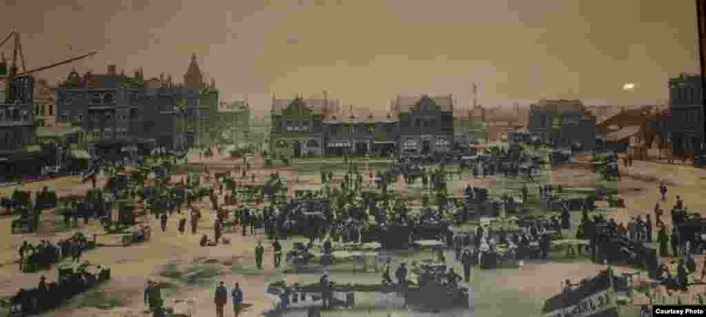 The view from The Guildhall of commercial life in the Johannesburg market as it boomed in the 1880s gold rush era. Image courtesy Fernando Coimbra