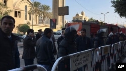 Petugas keamanan mengamankan daerah di luar Katedral St. Mark di Kairo, setelah bom meledak, 11 Desember 2016.