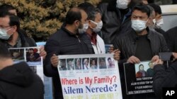 Xitoyning Anqaradagi elchixonasi oldida namoyish qilayotgan uyg'urlar, 9-fevral, 2021