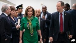La presidenta de la Cámara de Representantes, Nancy Pelosi, demócrata por California, junto con el presidente del Comité de Inteligencia de la Cámara de Representantes, Adam Schiff, tras una larga reunión a puerta cerrada, el 14 de enero de 2020.