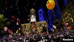 Warga merayakan tahun baru di Wuhan, China Kamis malam (31/12). 