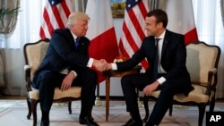 Le président Donald Trump, à gauche, et son homologue français Emmanuel Macron échangent une poignée de mains lors d'une réunion à Bruxelles, 25 mai 2017.