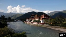 འབྲུག་གི་གྲོང་རྡལ་སྤུ་ན་ཁ་རུ་ཡོད་པའི་སྤུ་ན་ཁ་རྫོང་།