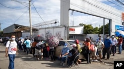 La gente espera en la fila para vacunarse con la vacuna de AstraZeneca contra el COVID-19 en Managua, el 20 de septiembre de 2021.